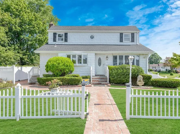 150 4th Avenue, West Babylon, NY 11704