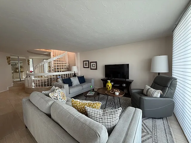 928 Boulevard Of The Arts — Photo 12