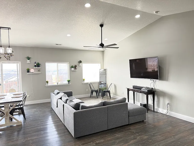 1141 W Davis St — Photo 3