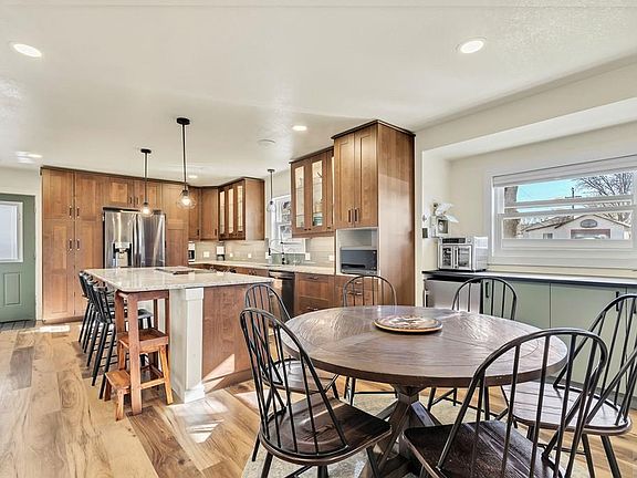 4th image of 309 E Park Ave