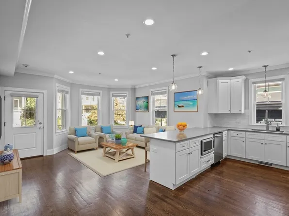 407 Pleasant St #1A, Melrose, MA 02176