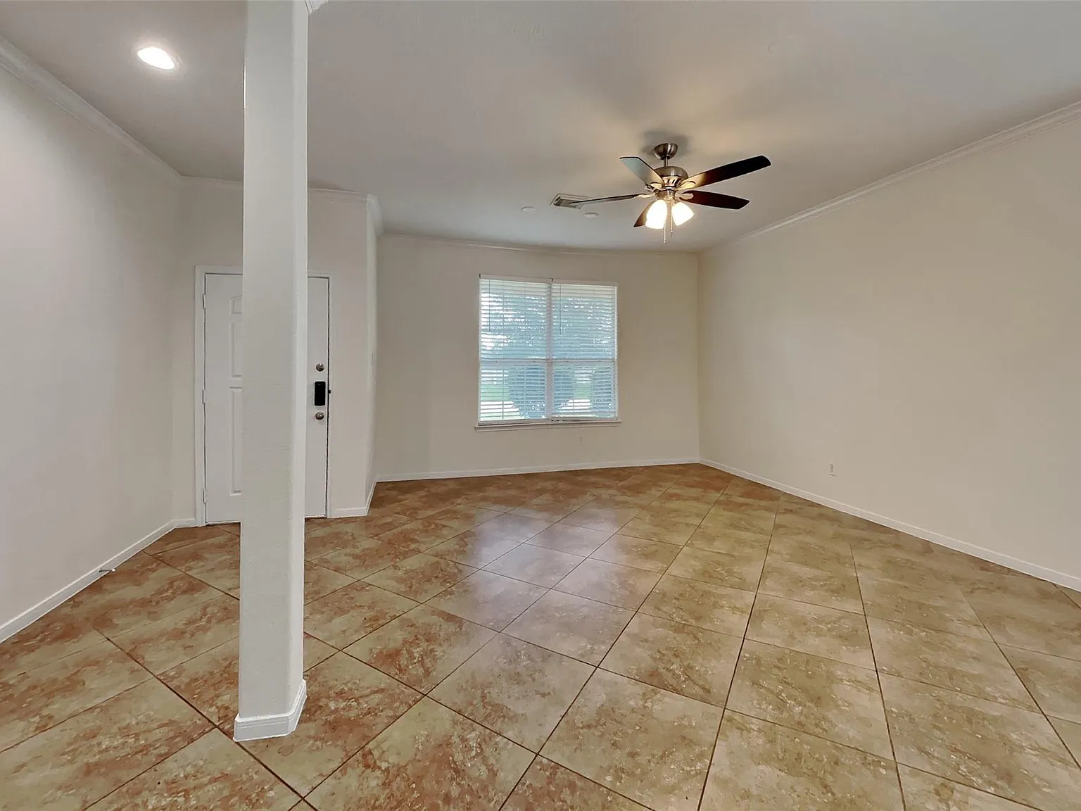 5 bed, 2.5 bath, 2667 sqft, $2,400 — Photo 2