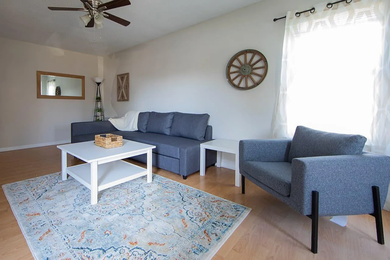 725 Wolftrap Ln — Photo 3
