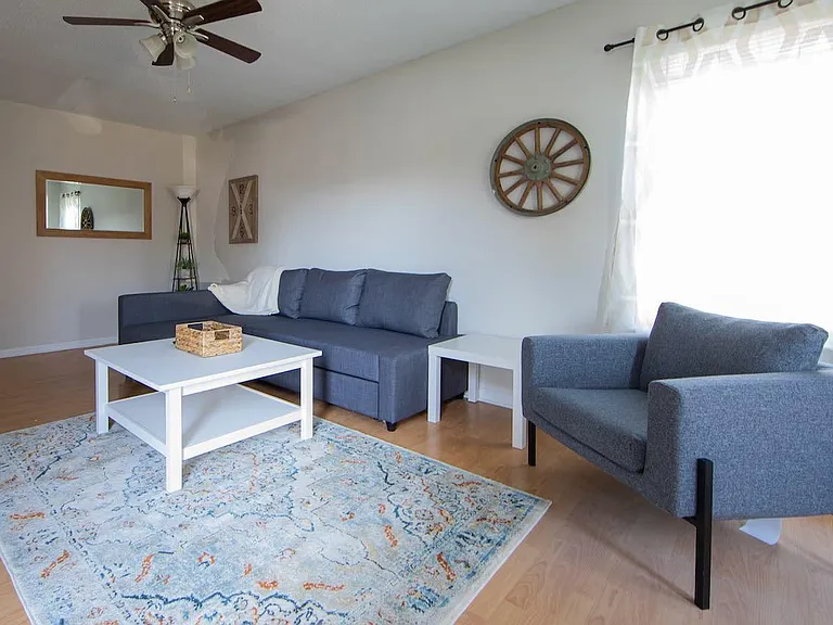 725 Wolftrap Ln — Photo 3