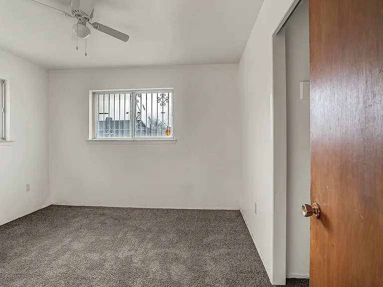 213 Clairemont Dr — Photo 11