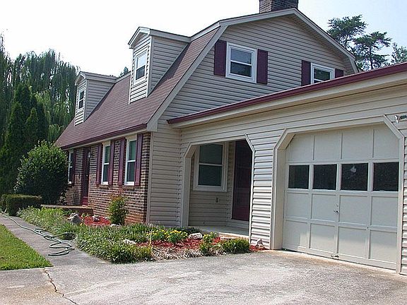 Charming, clean, safe home in SUPER convenient location - Lots of perennial flowers each season!