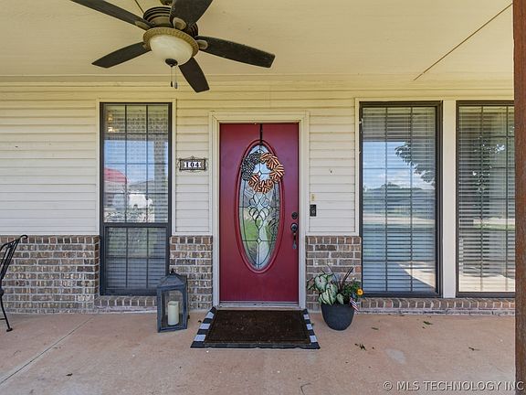3rd image of 104 Overland Ct