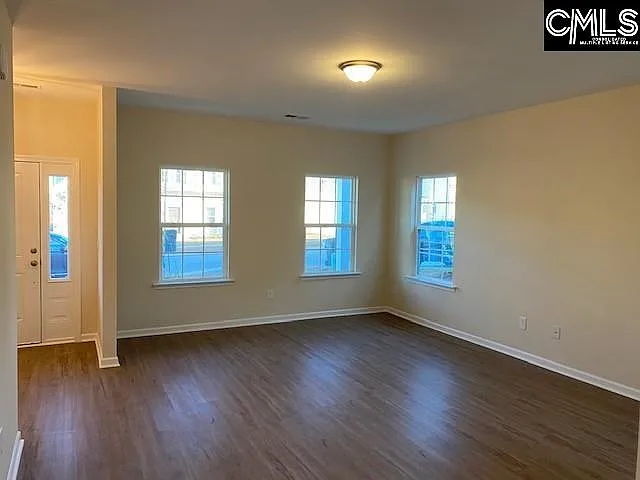 1323 Tamarind Ln — Photo 2