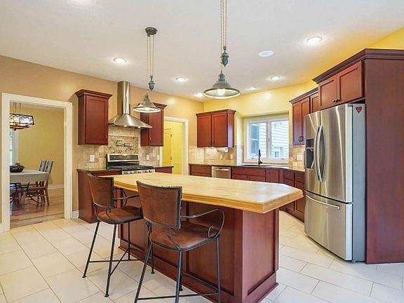 3rd image of 8478 Sunshine Ln