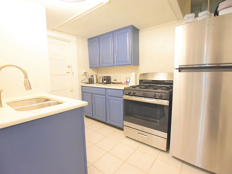 609 E State St — Photo 18