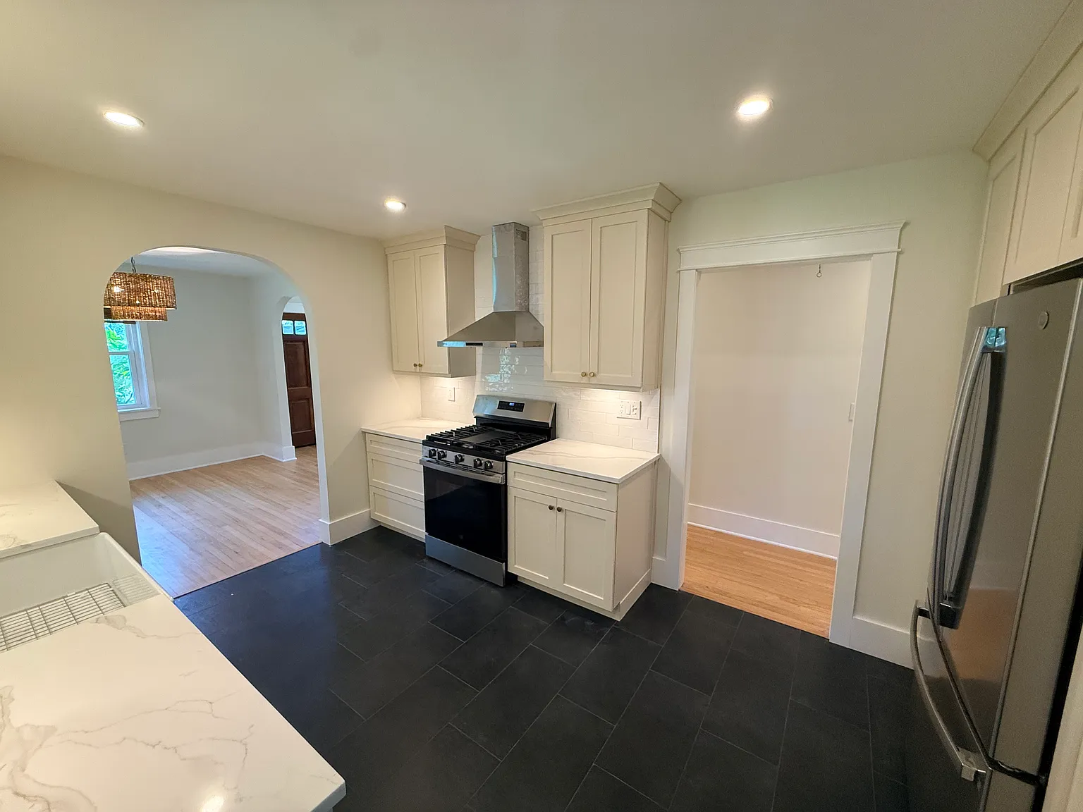 2 bed, 1050 sqft, $3,200 — Photo 4