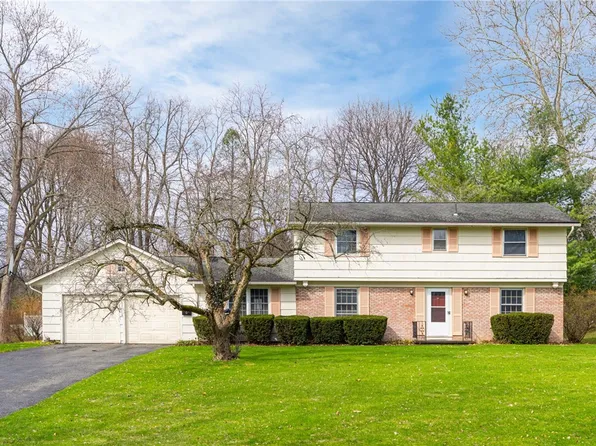 92 Hillary Ln, Penfield, NY 14526
