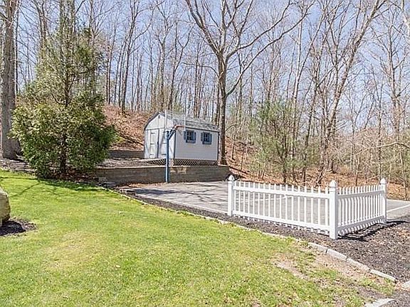 5th image of 33 White Oak Dr