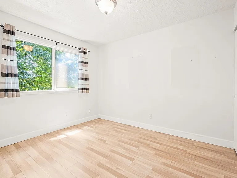 1015 SW Bertha Blvd #5 — Photo 11