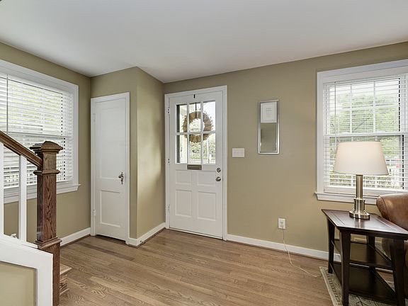 4th image of 989 Patrick Henry Dr