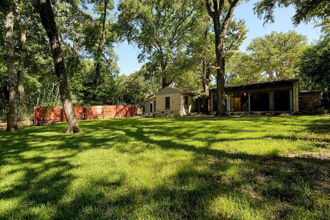 6 bed, 2400 sqft, $4,995 — Photo 2