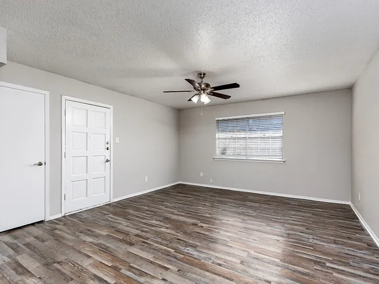 A1 - 1BD, 1BA - 735SF - Living Room