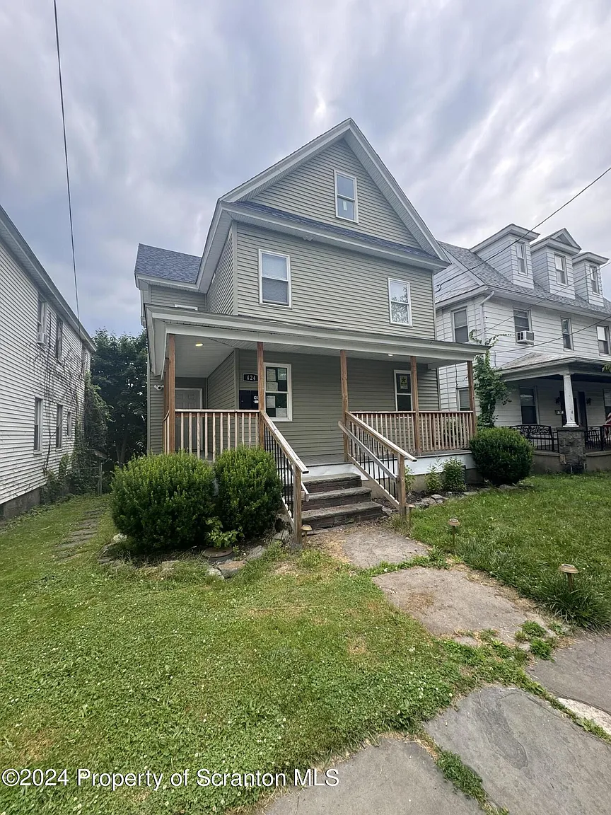 424 S Webster Ave photo 1