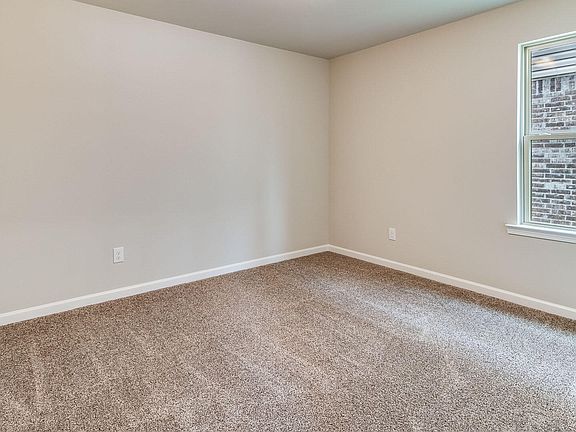 5th image of 658 Griffiths Ct
