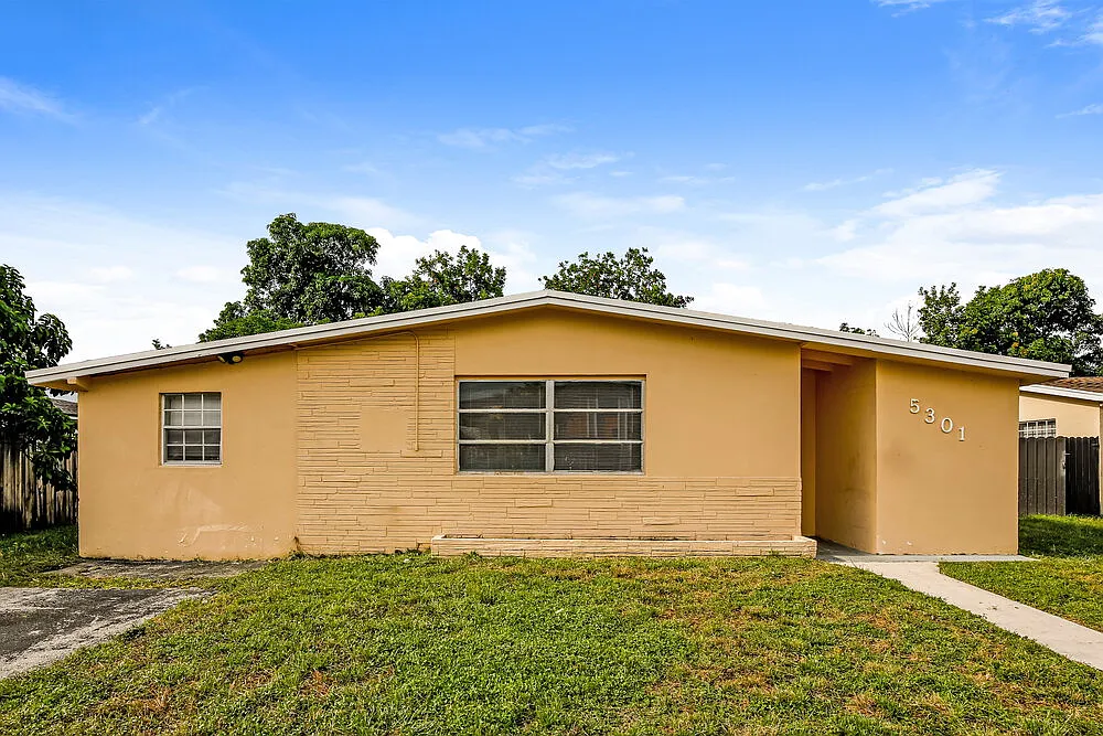 3 bed, 2.0 bath, 1326 sqft, $2,560 — Photo 1