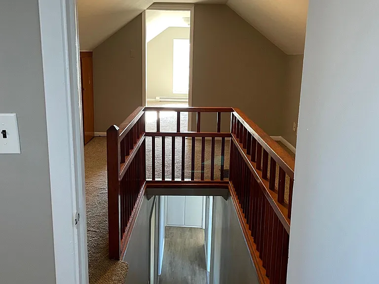 stairwell to master