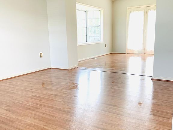 3rd image of 214 Emily Ln