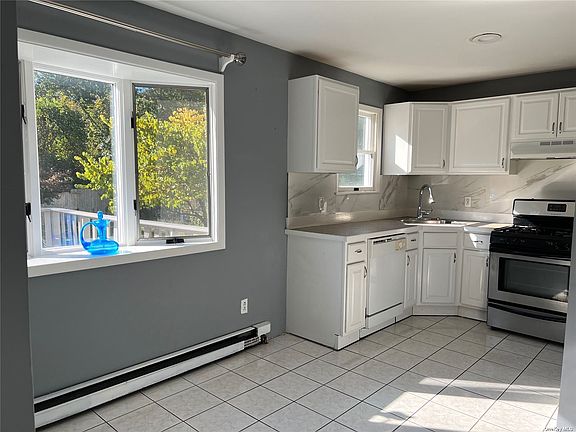 3rd image of 27 Calverton Ct