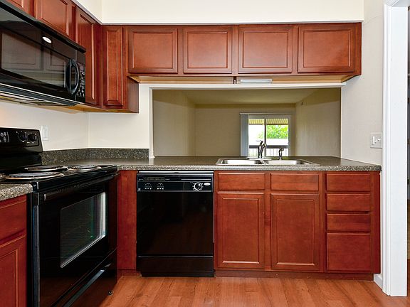 3rd image of 1926 Greenpoint Dr APT 301