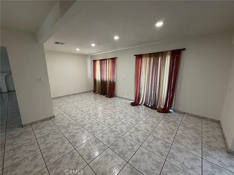 1501 N Maryland Ave — Photo 7