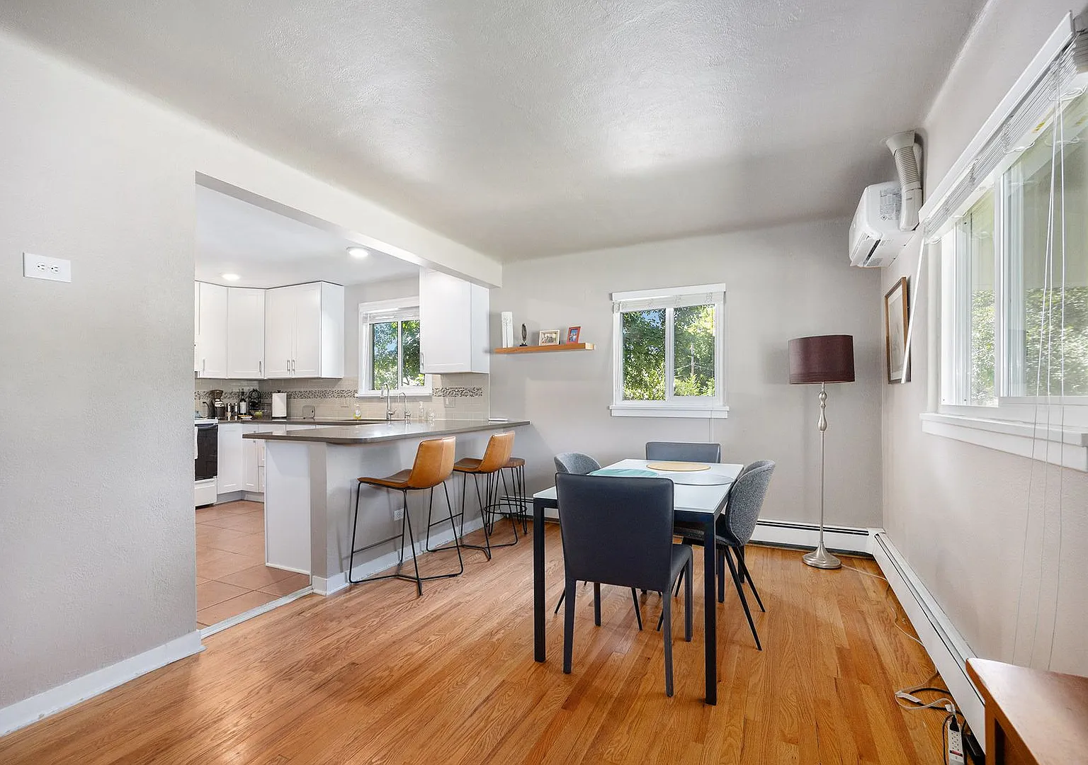 Charming 2bed/1.5bath Bungalow near Wash Park — Photo 2