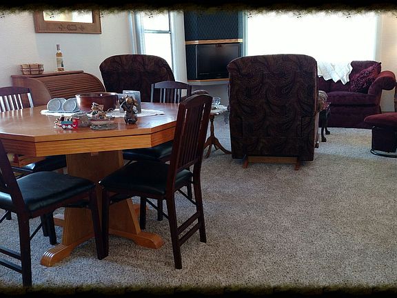 Lg Living area w/ new carpet