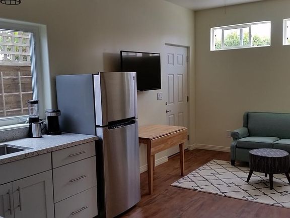 43In flat screen TV/monitor