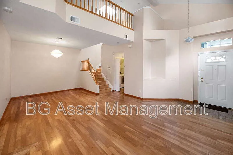 3 bed, 2.0 bath, 1743 sqft, $3,550 — Photo 4