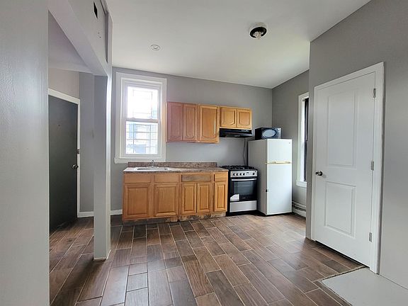 4th image of 423 2nd Street # Third Floor
