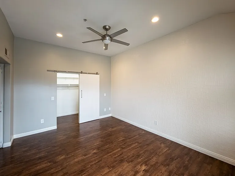 11038 Camarillo St #18 — Photo 22