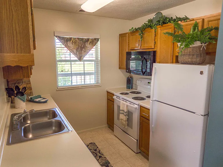 Sunlake Apartments — Photo 19