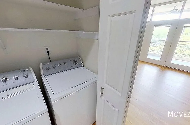 208 E Davie St — Photo 11