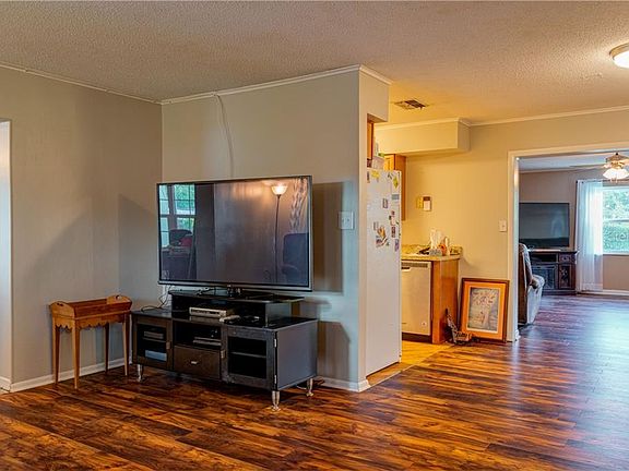 4th image of 1020 Shady Ln