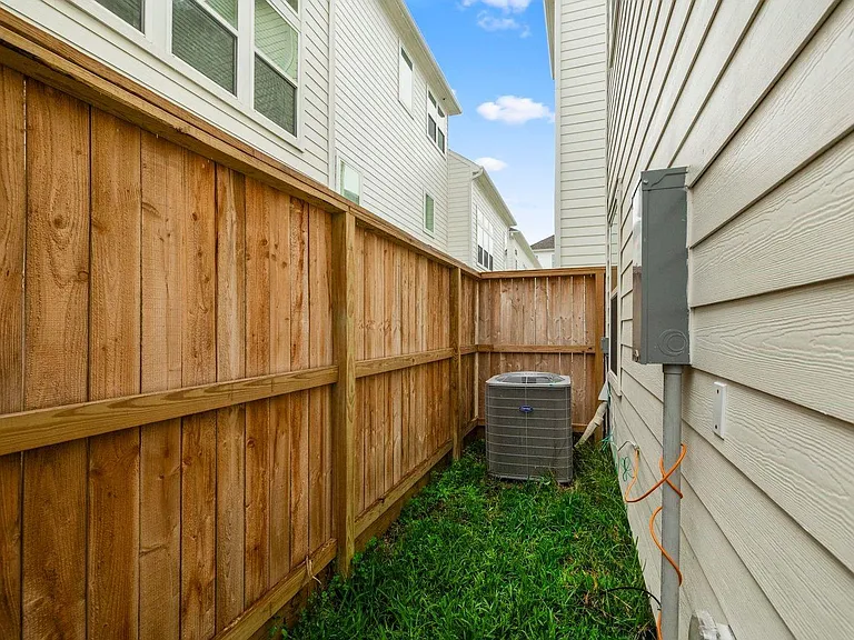 726 Carriage Knolls Dr — Photo 35