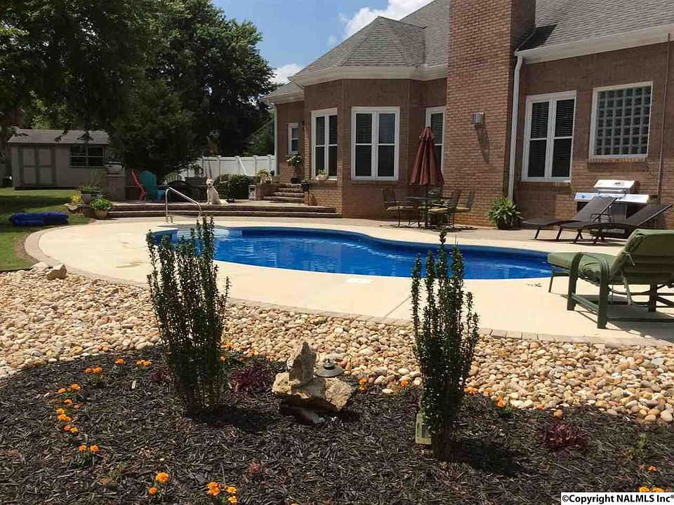 2nd image of 1700 Yorktown Cir SW