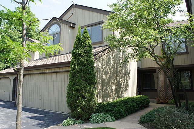 1st image of 975 Fairway Cir