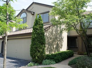 975 Fairway Cir, Lake Barrington, IL