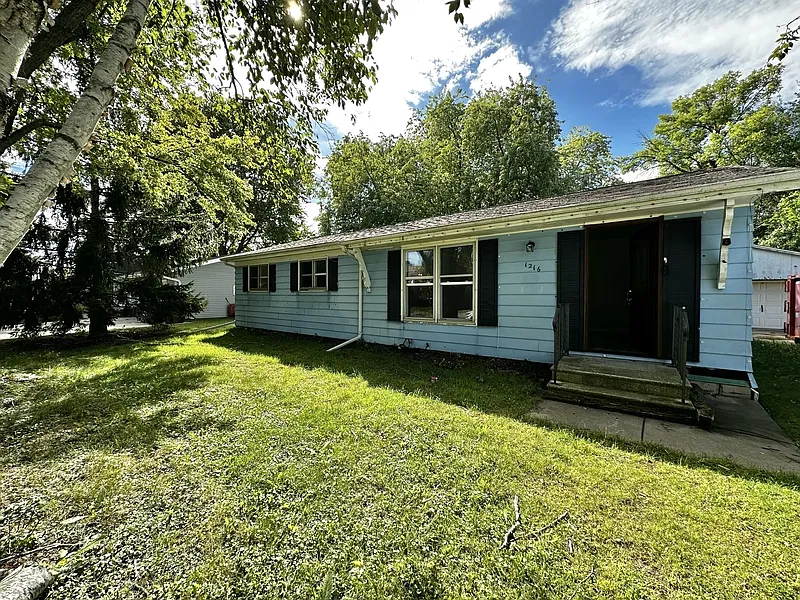 3 bed, 1.0 bath, $1,599 — Photo 2