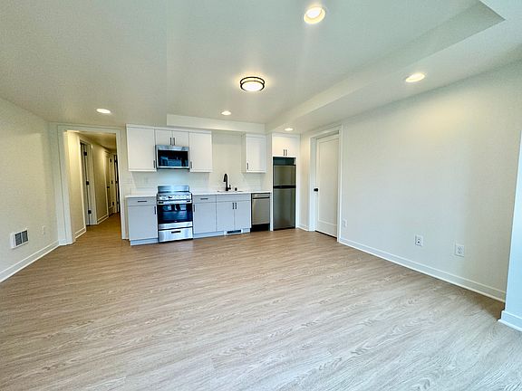 3rd image of 2819 Franklin Ave E #B