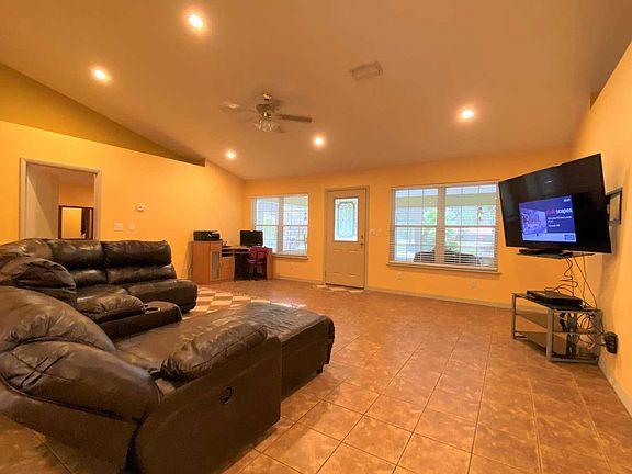 4th image of 415 SE Deerwood Gln