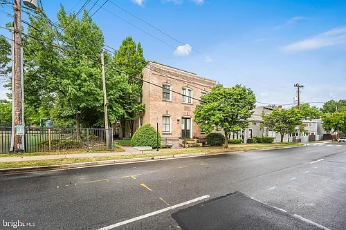1210 Queen St #5 Photo 1
