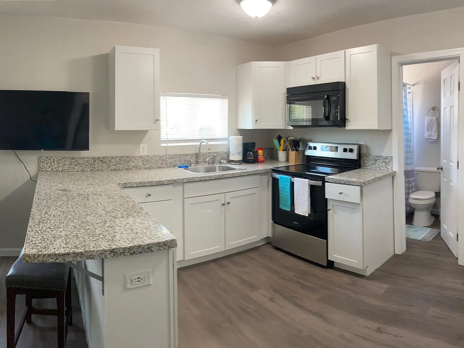 Studio, 425 sqft, $1,225 — Photo 2