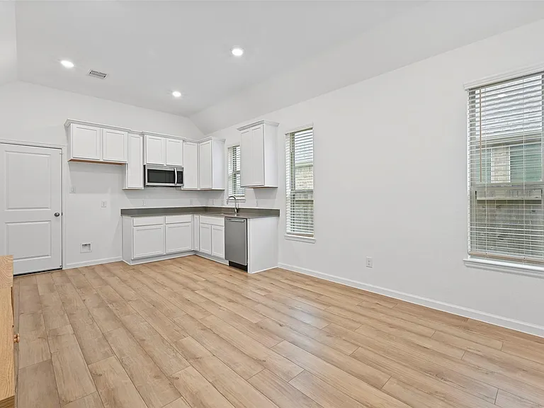 805 Westwood Dr — Photo 11