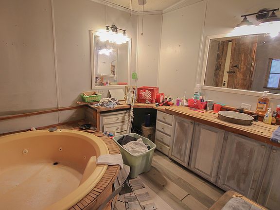 5th image of 204 E 9th St