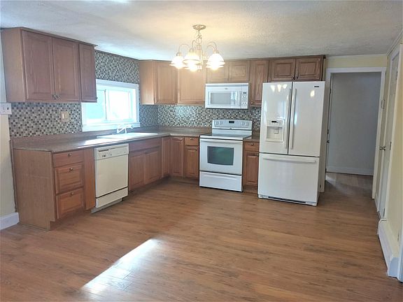 kitchen/dining area